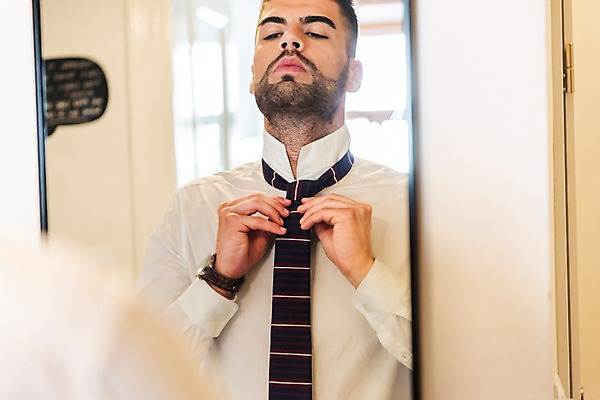 포토 JPG 서양인 응시 남자 와이셔츠 넥타이 실내 한명 사람 상반신 20대 성인 앞모습 뒷모습 반사 거울 출근준비 매기 성인남자한명만 국내포토 외국인 1 시선 잡화 뷰포인트 셔츠 모션 청년 내부 출근 남자한명만 성인남자만 파일형식