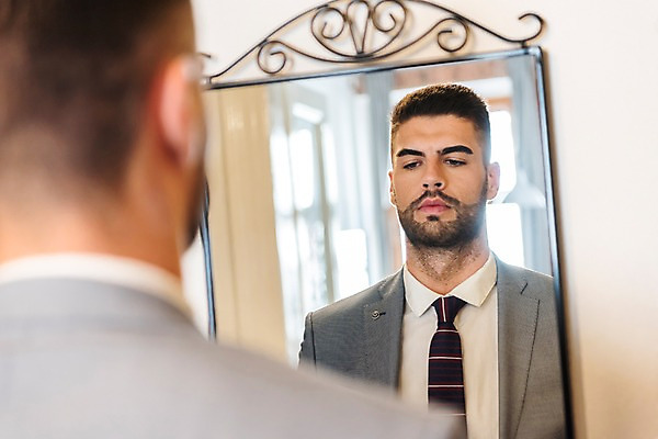 포토 JPG 서양인 응시 남자 넥타이 실내 한명 사람 정장 상반신 20대 성인 뒷모습 반사 거울 출근준비 성인남자한명만 국내포토 외국인 1 시선 잡화 옷 뷰포인트 청년 내부 출근 남자한명만 성인남자만 파일형식