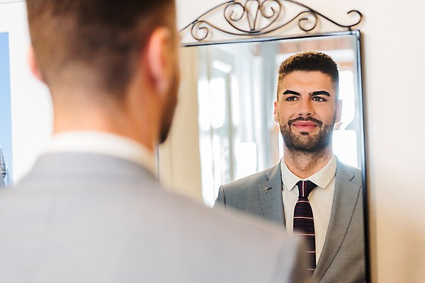 포토 JPG 서양인 응시 남자 넥타이 실내 한명 미소 사람 정장 상반신 20대 성인 뒷모습 반사 거울 출근준비 성인남자한명만 국내포토 외국인 1 시선 잡화 옷 뷰포인트 표정 청년 내부 출근 남자한명만 성인남자만 파일형식