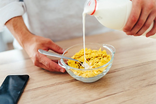 포토 JPG 서양인 남자 탁자 실내 한명 사람 근접촬영 20대 성인 신체부위 스마트폰 주방 숟가락 우유 양손 붓기 시리얼 싱크대 성인남자한명만 국내포토 외국인 1 손 음식 뷰포인트 가구 모션 유제품 수저 청년 내부 핸드폰 스마트기기 개수대 남자한명만 성인남자만 파일형식