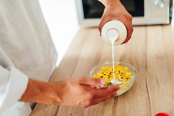 포토 JPG 서양인 남자 실내 한명 사람 근접촬영 20대 성인 신체부위 주방 식사 우유 양손 붓기 전자레인지 시리얼 싱크대 성인남자한명만 국내포토 외국인 1 손 음식 뷰포인트 모션 유제품 청년 내부 가전제품 레인지 개수대 남자한명만 성인남자만 파일형식