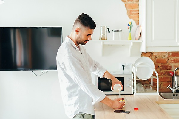 포토 JPG 서양인 접시 남자 선반 실내 한명 사람 상반신 20대 성인 옆모습 주방 텔레비전 식사 우유 붓기 전자레인지 시리얼 싱크대 수도꼭지 휴대폰금지 성인남자한명만 국내포토 외국인 1 식기 음식 뷰포인트 가구 모션 유제품 청년 내부 전자제품 가전제품 금지 레인지 개수대 남자한명만 성인남자만 파일형식