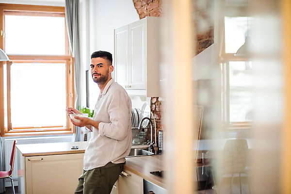 포토 JPG 서양인 접시 응시 남자 의자 창문 선반 실내 한명 서기 들기 사람 상반신 20대 성인 옆모습 주방 기댐 시리얼 먹기 싱크대 수도꼭지 성인남자한명만 국내포토 외국인 1 식기 시선 음식 뷰포인트 가구 모션 청년 내부 개수대 남자한명만 성인남자만 파일형식