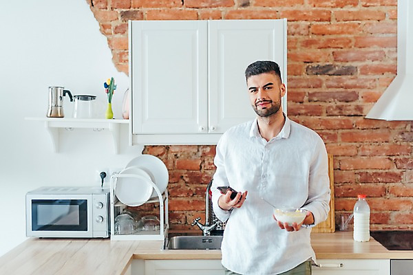포토 JPG 서양인 접시 응시 남자 선반 실내 한명 서기 미소 들기 사람 상반신 20대 성인 앞모습 스마트폰 주방 우유 전자레인지 시리얼 싱크대 수도 성인남자한명만 국내포토 외국인 1 식기 시선 음식 뷰포인트 가구 모션 유제품 표정 청년 내부 핸드폰 스마트기기 가전제품 레인지 개수대 남자한명만 성인남자만 파일형식