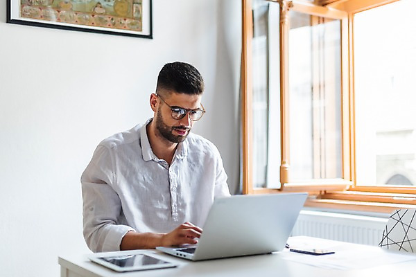 포토 JPG 서양인 응시 남자 의자 비즈니스 탁자 실내 한명 사람 상반신 20대 성인 앞모습 노트북 스마트폰 태블릿 타이핑 작업 창가 성인남자한명만 국내포토 외국인 1 시선 뷰포인트 가구 창문 청년 내부 전자제품 핸드폰 스마트기기 남자한명만 성인남자만 파일형식