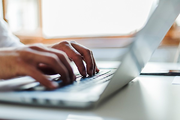 포토 JPG 서양인 남자 실내 한명 사람 근접촬영 20대 성인 신체부위 노트북 스마트폰 양손 타이핑 창가 책상 성인남자한명만 국내포토 외국인 1 손 뷰포인트 가구 창문 청년 내부 전자제품 핸드폰 스마트기기 남자한명만 성인남자만 파일형식