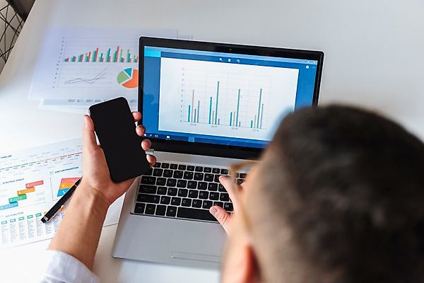 포토 JPG 서양인 응시 남자 의자 그래프 실내 한명 들기 사람 상반신 20대 성인 뒷모습 노트북 스마트폰 펜 책상 문서 성인남자한명만 국내포토 외국인 1 시선 뷰포인트 가구 모션 청년 내부 전자제품 핸드폰 스마트기기 필기구 남자한명만 성인남자만 파일형식