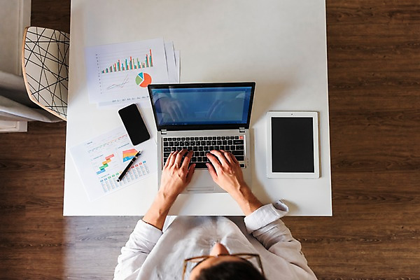 포토 JPG 서양인 남자 의자 비즈니스 그래프 실내 한명 사람 앉기 상반신 20대 성인 뒷모습 노트북 스마트폰 하이앵글 태블릿 펜 타이핑 작업 책상 문서 성인남자한명만 국내포토 외국인 1 뷰포인트 가구 모션 청년 내부 전자제품 핸드폰 스마트기기 필기구 남자한명만 성인남자만 파일형식