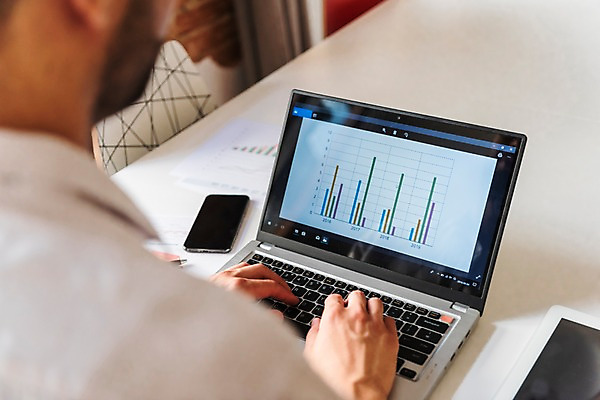 포토 JPG 서양인 남자 의자 비즈니스 그래프 실내 한명 사람 앉기 상반신 20대 성인 뒷모습 노트북 스마트폰 태블릿 타이핑 작업 책상 문서 성인남자한명만 국내포토 외국인 1 뷰포인트 가구 모션 청년 내부 전자제품 핸드폰 스마트기기 남자한명만 성인남자만 파일형식