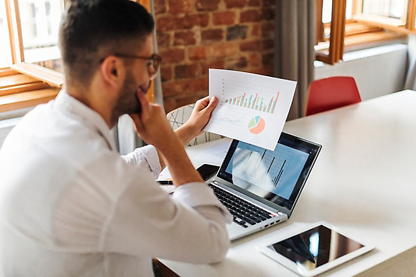 포토 JPG 서양인 응시 남자 생각 의자 비즈니스 그래프 실내 한명 사람 앉기 상반신 20대 성인 옆모습 노트북 태블릿 턱괴기 작업 창가 책상 고민 문서 성인남자한명만 국내포토 외국인 1 시선 감정 뷰포인트 가구 창문 모션 청년 내부 전자제품 스마트기기 남자한명만 성인남자만 파일형식