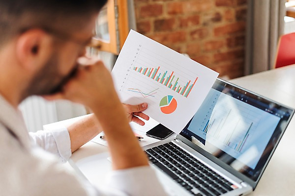 포토 JPG 서양인 응시 남자 비즈니스 탁자 그래프 실내 한명 들기 사람 상반신 20대 성인 옆모습 노트북 스마트폰 펜 작업 문서 성인남자한명만 국내포토 외국인 1 시선 뷰포인트 가구 모션 청년 내부 전자제품 핸드폰 스마트기기 필기구 남자한명만 성인남자만 파일형식