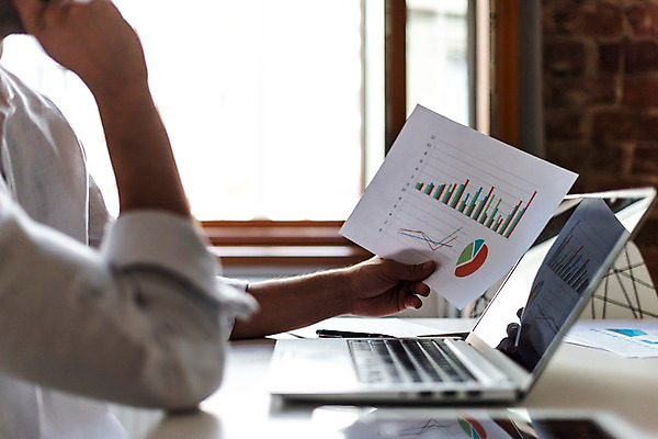 포토 JPG 서양인 손 남자 비즈니스 그래프 실내 한명 들기 사람 상반신 20대 성인 옆모습 신체부위 노트북 태블릿 작업 창가 문서 성인남자한명만 국내포토 외국인 1 뷰포인트 창문 모션 청년 내부 전자제품 스마트기기 남자한명만 성인남자만 파일형식