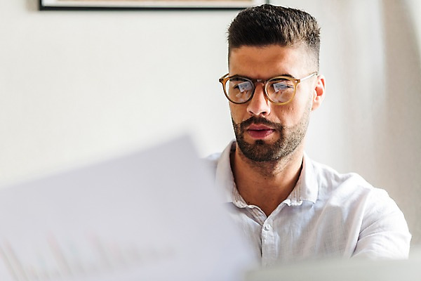 포토 JPG 서양인 응시 남자 얼굴 비즈니스 그래프 실내 한명 사람 근접촬영 상반신 20대 성인 앞모습 작업 문서 성인남자한명만 안경낌 국내포토 외국인 1 시선 안경 뷰포인트 청년 내부 신체부위 남자한명만 성인남자만 파일형식