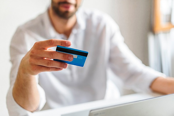 포토 JPG 서양인 손 응시 남자 의자 탁자 실내 한명 들기 사람 앉기 근접촬영 상반신 20대 성인 앞모습 신체부위 노트북 신용카드 성인남자한명만 국내포토 외국인 1 시선 뷰포인트 가구 모션 청년 내부 금융 전자제품 남자한명만 성인남자만 파일형식