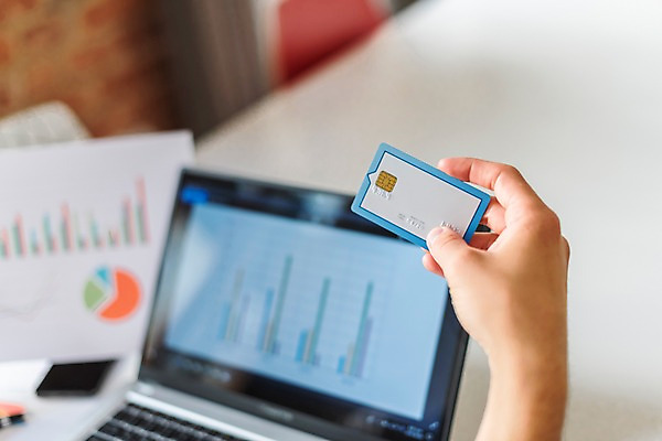 포토 JPG 서양인 손 남자 탁자 그래프 실내 한명 들기 사람 근접촬영 20대 성인 신체부위 노트북 신용카드 문서 성인남자한명만 국내포토 외국인 1 뷰포인트 가구 모션 청년 내부 금융 전자제품 남자한명만 성인남자만 파일형식