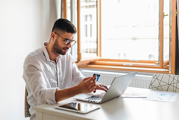 포토 JPG 서양인 응시 남자 의자 비즈니스 탁자 그래프 실내 한명 사람 상반신 20대 성인 옆모습 노트북 태블릿 잡기 작업 신용카드 창가 문서 성인남자한명만 국내포토 외국인 1 시선 뷰포인트 가구 창문 모션 청년 내부 금융 전자제품 스마트기기 남자한명만 성인남자만 파일형식
