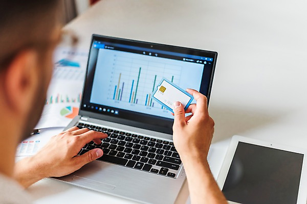 포토 JPG 서양인 남자 그래프 실내 한명 들기 사람 근접촬영 상반신 20대 성인 뒷모습 신체부위 노트북 태블릿 양손 신용카드 문서 성인남자한명만 국내포토 외국인 1 손 뷰포인트 모션 청년 내부 금융 전자제품 스마트기기 남자한명만 성인남자만 파일형식