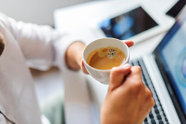 포토 JPG 서양인 남자 커피 탁자 그래프 실내 한명 사람 근접촬영 20대 성인 신체부위 노트북 태블릿 양손 작업 성인남자한명만 국내포토 외국인 1 손 음료 뷰포인트 가구 청년 내부 전자제품 스마트기기 남자한명만 성인남자만 파일형식