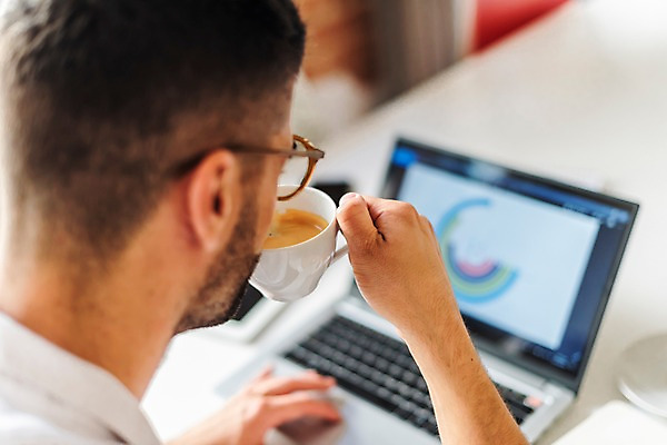 포토 JPG 서양인 응시 남자 커피 그래프 실내 한명 들기 사람 상반신 20대 성인 뒷모습 노트북 마시기 타이핑 커피잔 책상 성인남자한명만 국내포토 외국인 1 시선 음료 뷰포인트 가구 모션 잔 청년 내부 전자제품 남자한명만 성인남자만 파일형식