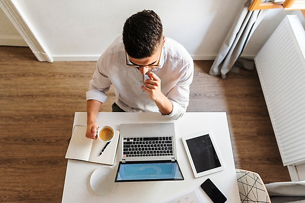 포토 JPG 서양인 응시 남자 커피 비즈니스 실내 한명 들기 사람 상반신 20대 성인 앞모습 노트북 스마트폰 하이앵글 태블릿 펜 공책 마시기 작업 커피잔 성인남자한명만 국내포토 외국인 1 시선 음료 뷰포인트 모션 문구용품 잔 청년 내부 전자제품 핸드폰 스마트기기 필기구 남자한명만 성인남자만 파일형식