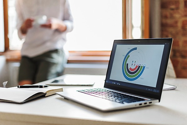 포토 JPG 서양인 남자 탁자 그래프 실내 한명 서기 들기 사람 상반신 20대 성인 앞모습 노트북 태블릿 펜 공책 커피잔 창가 성인남자한명만 국내포토 외국인 1 커피 뷰포인트 가구 창문 모션 문구용품 잔 청년 내부 전자제품 스마트기기 필기구 남자한명만 성인남자만 파일형식