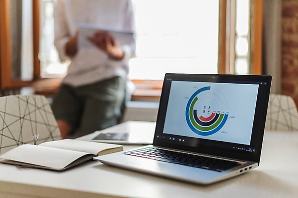 포토 JPG 서양인 남자 의자 탁자 그래프 실내 한명 서기 들기 사람 상반신 20대 성인 앞모습 노트북 태블릿 공책 기댐 창가 문서 성인남자한명만 국내포토 외국인 1 뷰포인트 가구 창문 모션 문구용품 청년 내부 전자제품 스마트기기 남자한명만 성인남자만 파일형식