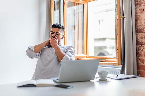 포토 JPG 서양인 남자 탁자 실내 피곤 한명 사람 앉기 상반신 20대 성인 앞모습 노트북 스마트폰 펜 공책 커피잔 창가 문서 하품 성인남자한명만 안경낌 국내포토 외국인 1 안경 커피 뷰포인트 가구 컨셉 창문 모션 문구용품 잔 청년 내부 전자제품 핸드폰 스마트기기 필기구 생리현상 남자한명만 성인남자만 파일형식