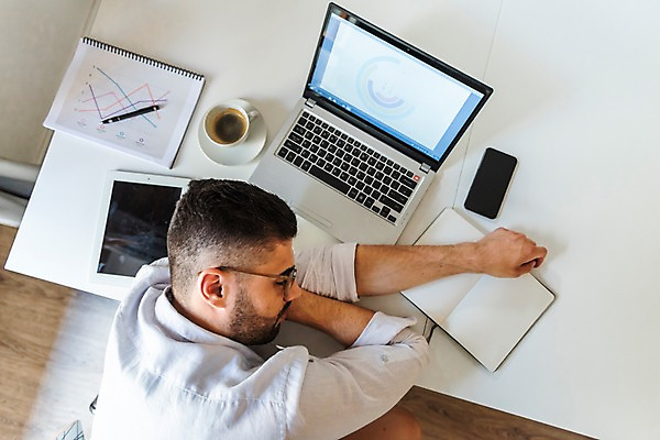 포토 JPG 서양인 남자 비즈니스 탁자 그래프 실내 한명 사람 앉기 상반신 20대 성인 뒷모습 노트북 스마트폰 태블릿 공책 잠 작업 커피잔 문서 성인남자한명만 국내포토 외국인 1 커피 뷰포인트 가구 모션 문구용품 잔 청년 내부 전자제품 핸드폰 스마트기기 남자한명만 성인남자만 파일형식