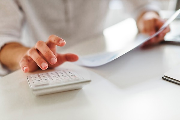 포토 JPG 서양인 남자 비즈니스 탁자 실내 한명 사람 앉기 근접촬영 20대 성인 신체부위 계산기 양손 잡기 작업 문서 회계 성인남자한명만 국내포토 외국인 1 손 뷰포인트 가구 모션 문구용품 청년 내부 경제 장비 남자한명만 성인남자만 파일형식