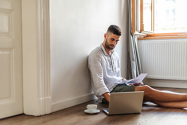 포토 JPG 서양인 응시 남자 벽 비즈니스 실내 한명 사람 앉기 상반신 20대 성인 옆모습 노트북 기댐 잡기 작업 커피잔 창가 문서 성인남자한명만 국내포토 외국인 1 시선 커피 뷰포인트 창문 모션 잔 청년 내부 전자제품 남자한명만 성인남자만 파일형식