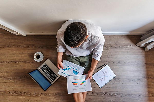 포토 JPG 서양인 응시 남자 벽 비즈니스 실내 한명 사람 앉기 상반신 20대 성인 앞모습 노트북 하이앵글 기댐 잡기 작업 마루 문서 성인남자한명만 국내포토 외국인 1 시선 뷰포인트 모션 바닥 청년 내부 전자제품 남자한명만 성인남자만 파일형식