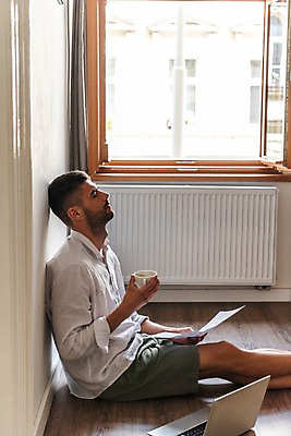 포토 JPG 서양인 남자 벽 생각 비즈니스 창문 실내 한명 들기 사람 앉기 상반신 20대 성인 옆모습 노트북 기댐 작업 마루 커피잔 창가 문서 성인남자한명만 국내포토 외국인 1 커피 뷰포인트 모션 잔 바닥 청년 내부 전자제품 남자한명만 성인남자만 파일형식