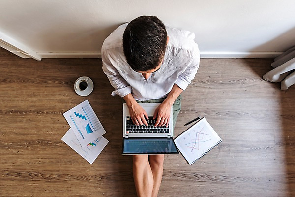 포토 JPG 서양인 남자 비즈니스 그래프 실내 한명 사람 앉기 상반신 20대 성인 앞모습 노트북 하이앵글 기댐 타이핑 작업 마루 문서 성인남자한명만 국내포토 외국인 1 뷰포인트 모션 바닥 청년 내부 전자제품 남자한명만 성인남자만 파일형식