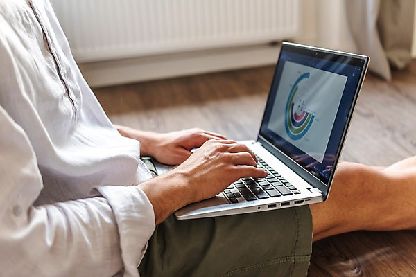 포토 JPG 서양인 남자 그래프 실내 한명 사람 앉기 20대 성인 옆모습 노트북 하반신 타이핑 작업 마루 성인남자한명만 국내포토 외국인 1 뷰포인트 모션 바닥 청년 내부 전자제품 남자한명만 성인남자만 파일형식