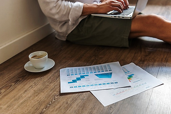 포토 JPG 서양인 남자 비즈니스 그래프 실내 한명 사람 앉기 20대 성인 옆모습 노트북 하반신 작업 마루 커피잔 문서 성인남자한명만 국내포토 외국인 1 커피 뷰포인트 모션 잔 바닥 청년 내부 전자제품 남자한명만 성인남자만 파일형식