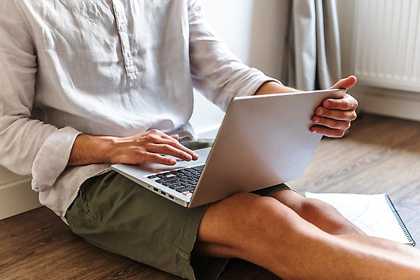 포토 JPG 서양인 남자 실내 한명 사람 앉기 20대 성인 옆모습 노트북 기댐 하반신 작업 마루 문서 성인남자한명만 국내포토 외국인 1 뷰포인트 모션 바닥 청년 내부 전자제품 남자한명만 성인남자만 파일형식