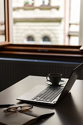 포토 JPG 주간 안경 창문 실내 사람없음 책 노트북 펜 공책 커피잔 창가 국내포토 자연요소 잡화 커피 문구용품 잔 내부 전자제품 필기구 파일형식