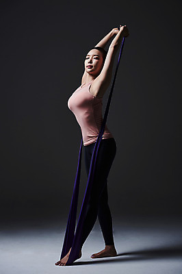포토 JPG 스튜디오촬영 전신 여자 포즈 요가 실내 건강 한명 서기 사람 20대 성인 옆모습 운동복 운동 손들기 스트레칭 한국인 당기기 헬스밴드 성인여자한명만 국내포토 1 웰빙 옷 뷰포인트 모션 동양인 청년 내부 여자한명만 성인여자만 파일형식