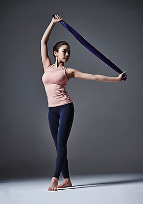 포토 JPG 스튜디오촬영 전신 응시 여자 포즈 요가 실내 건강 한명 사람 20대 성인 앞모습 운동복 운동 손들기 스트레칭 한국인 당기기 헬스밴드 성인여자한명만 국내포토 1 웰빙 시선 옷 뷰포인트 모션 동양인 청년 내부 여자한명만 성인여자만 파일형식