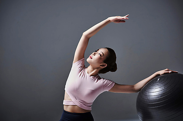 포토 JPG 스튜디오촬영 응시 여자 포즈 요가 실내 건강 한명 사람 상반신 20대 성인 앞모습 운동복 운동 손들기 스트레칭 한국인 짐볼 성인여자한명만 국내포토 1 웰빙 시선 옷 뷰포인트 모션 동양인 청년 내부 여자한명만 성인여자만 파일형식