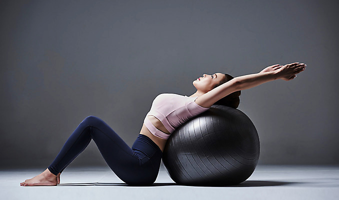 포토 JPG 스튜디오촬영 전신 여자 포즈 요가 실내 건강 한명 사람 앉기 20대 성인 옆모습 운동복 운동 손들기 기댐 스트레칭 한국인 짐볼 고개들기 성인여자한명만 국내포토 1 웰빙 옷 뷰포인트 모션 동양인 청년 내부 여자한명만 성인여자만 파일형식