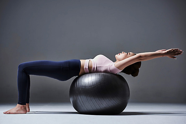 포토 JPG 스튜디오촬영 전신 응시 여자 포즈 요가 실내 건강 한명 사람 20대 성인 옆모습 운동복 눕기 운동 손들기 기댐 스트레칭 한국인 짐볼 성인여자한명만 국내포토 1 웰빙 시선 옷 뷰포인트 모션 동양인 청년 내부 여자한명만 성인여자만 파일형식