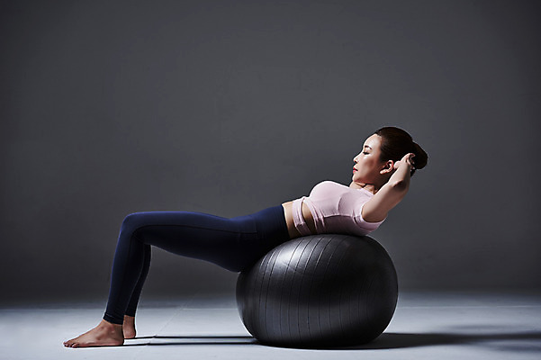 포토 JPG 스튜디오촬영 전신 여자 포즈 요가 실내 건강 한명 사람 20대 성인 옆모습 운동복 눕기 운동 기댐 스트레칭 한국인 짐볼 성인여자한명만 국내포토 1 웰빙 옷 뷰포인트 모션 동양인 청년 내부 여자한명만 성인여자만 파일형식