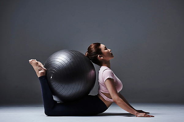 포토 JPG 스튜디오촬영 전신 여자 포즈 요가 실내 건강 한명 사람 20대 성인 옆모습 운동복 운동 스트레칭 한국인 짐볼 고개들기 다리들기 성인여자한명만 국내포토 1 웰빙 옷 뷰포인트 모션 동양인 청년 내부 여자한명만 성인여자만 파일형식