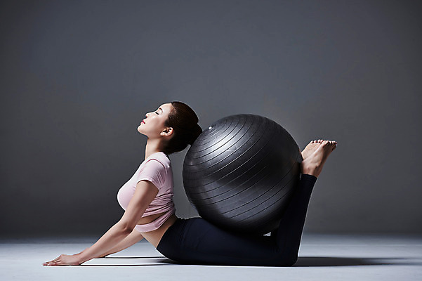 포토 JPG 스튜디오촬영 전신 여자 포즈 요가 실내 건강 한명 사람 20대 성인 옆모습 운동복 운동 눈감음 스트레칭 한국인 짐볼 고개들기 다리들기 성인여자한명만 국내포토 1 웰빙 옷 뷰포인트 모션 동양인 청년 내부 여자한명만 성인여자만 파일형식