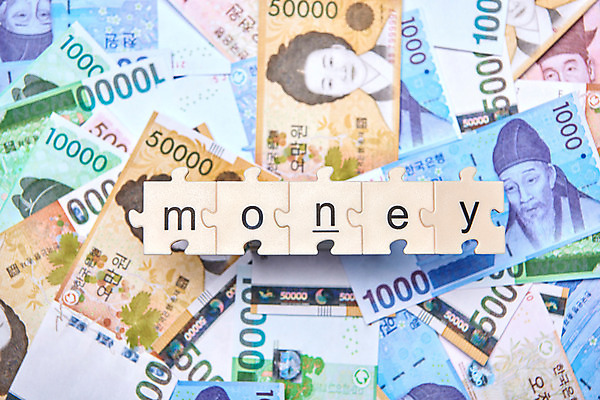 포토 JPG 스튜디오촬영 알파벳 지폐 돈 실내 근접촬영 사람없음 금융 하이앵글 퍼즐 만원 오만원 여러장 천원 오천원 돈더미 국내포토 영어 뷰포인트 다수 내부 경제 재산 파일형식 더미