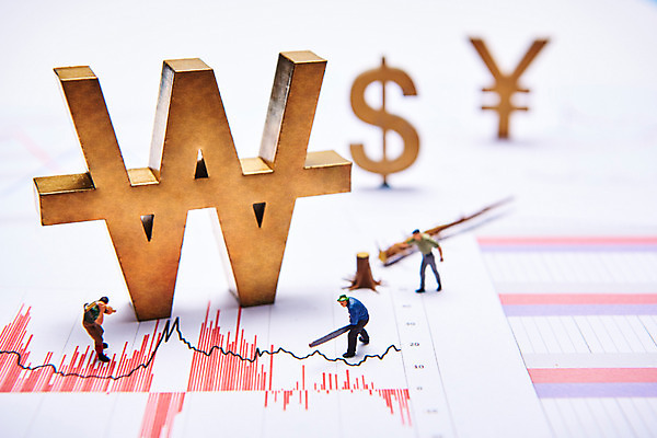 포토 JPG 스튜디오촬영 그래프 사람모양 실내 근접촬영 성인 세명 금융 달러 피규어 원화 화폐기호 엔 나무꾼 발굴 문서 벌목 국내포토 모양 기호 뷰포인트 돈 사람 내부 경제 미니어처 화폐 파일형식