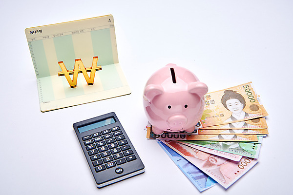 포토 JPG 스튜디오촬영 지폐 실내 근접촬영 사람없음 금융 저축 돼지저금통 계산기 원화 통장 여러장 금융의날 국내포토 뷰포인트 다수 돈 문구용품 내부 경제 장비 저금통 파일형식 법정기념일