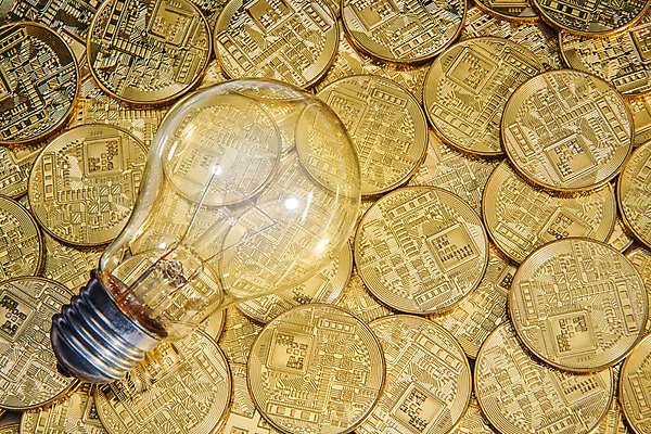 포토 JPG 스튜디오촬영 돈 전구 실내 근접촬영 사람없음 금융 하이앵글 동전 외화 돈더미 가상화폐 국내포토 뷰포인트 내부 경제 재산 파일형식 더미