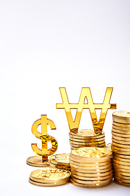 포토 JPG 스튜디오촬영 돈 실내 근접촬영 사람없음 금융 쌓기 달러 동전 원화 금화 동전탑 가상화폐 국내포토 뷰포인트 모션 내부 경제 재산 황금 파일형식